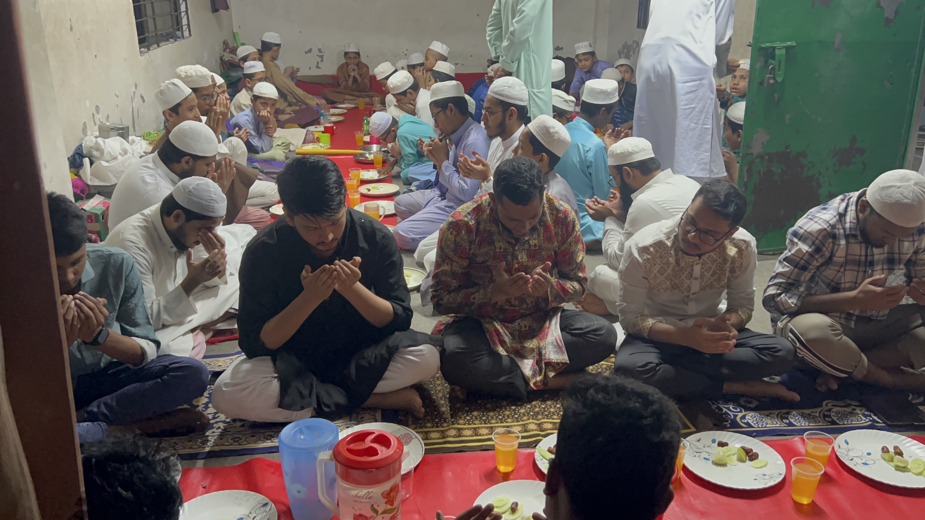 ইফতার বিতরণ